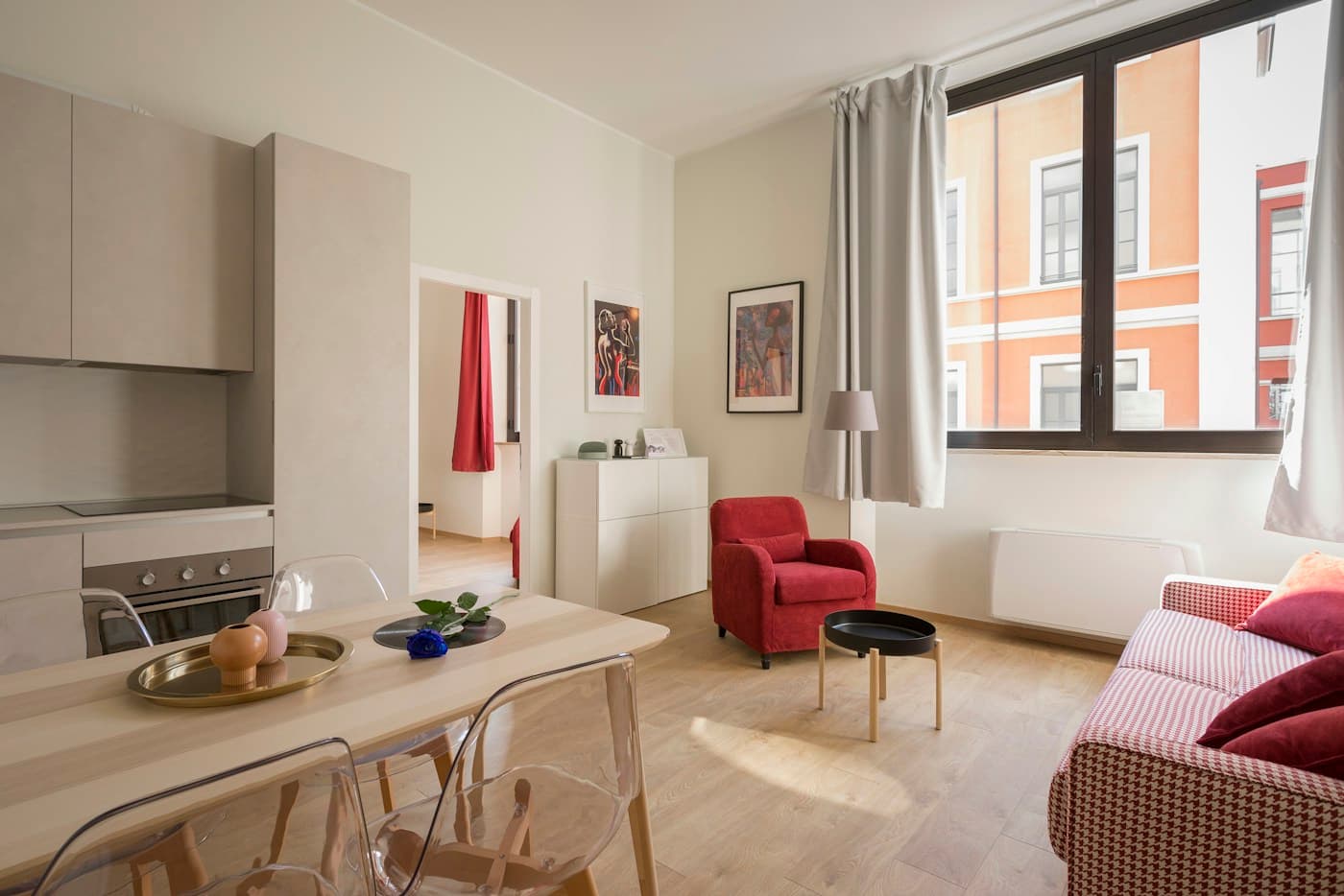 Světlý apartmán s kuchyní a obývacím prostorem